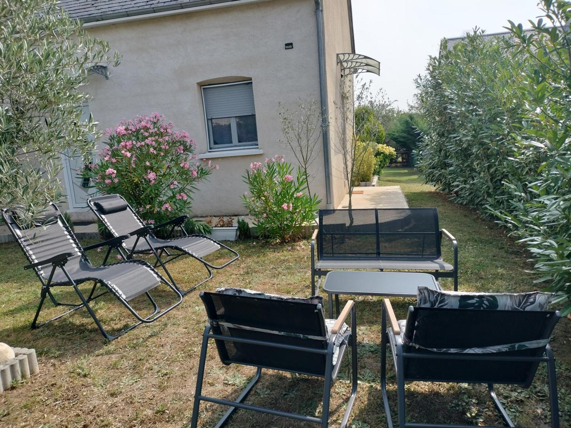 Un Studio Avec Une Entree Independante Thilouze Esterno foto
